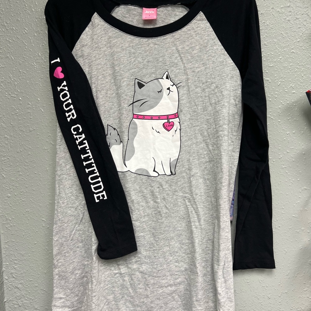 Jenni “Cattitude” sleep shirt. 🐈 😴